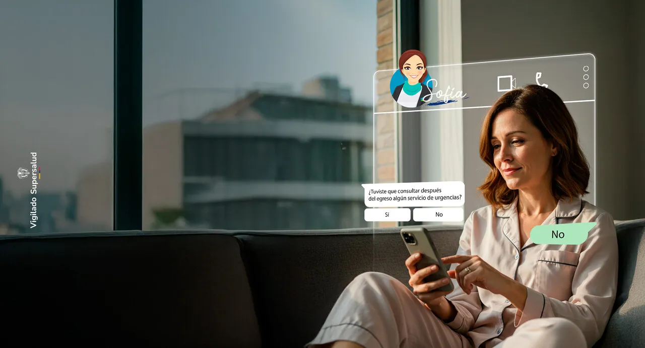 Paciente recibe apoyo del chatbot Sofía de la Clínica El Carmen a través de su celular tras el egreso médico.